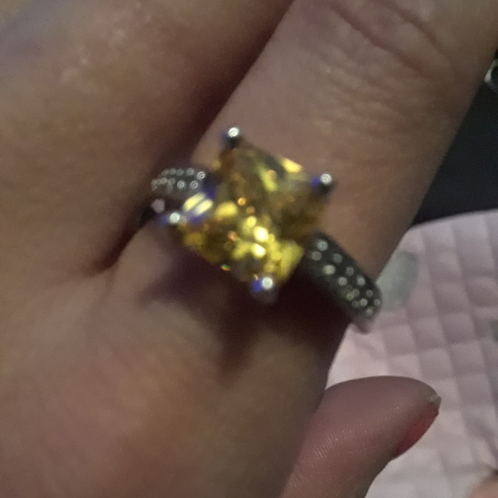 size 8 yellow awesome silver colored ring